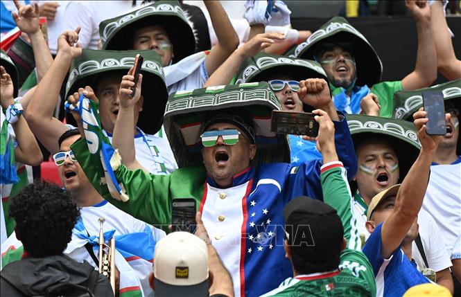 Cổ động viên Uzbekistan cổ vũ cho đội nhà. Ảnh: THX/TTXVN