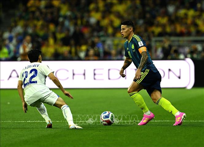 Tiền vệ Colombia James Rodriguez đi bóng trước tiền vệ Abbosbek Fayzullaev. Ảnh: THX/TTXVN