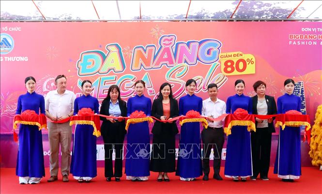 Đại biểu thực hiện nghi thức cắt băng khai mạc Ngày hội. Ảnh: Trần Lê Lâm - TTXVN 