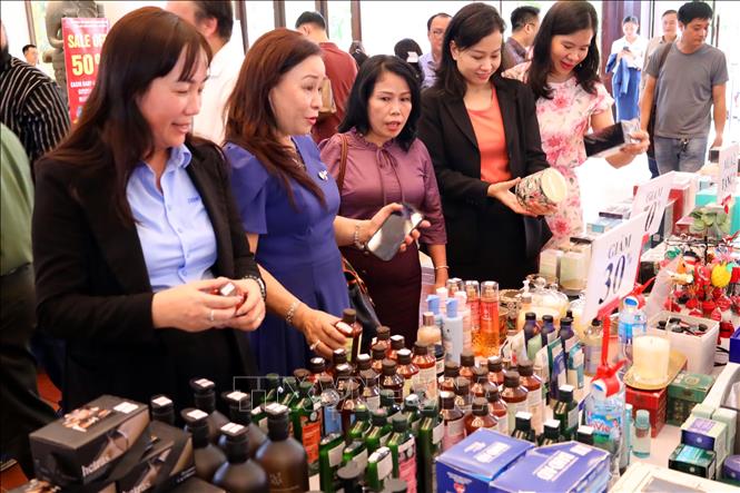 Đại biểu tham quan các gian hàng tại Ngày hội. Ảnh: Trần Lê Lâm - TTXVN 