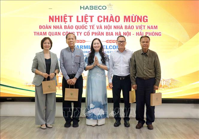 Đại diện Sở Công thương Hải Phòng tặng quà lưu niệm cho các đoàn báo chí Quốc tế thăm Hải Phòng. Ảnh: Hoàng Ngọc – TTXVN 