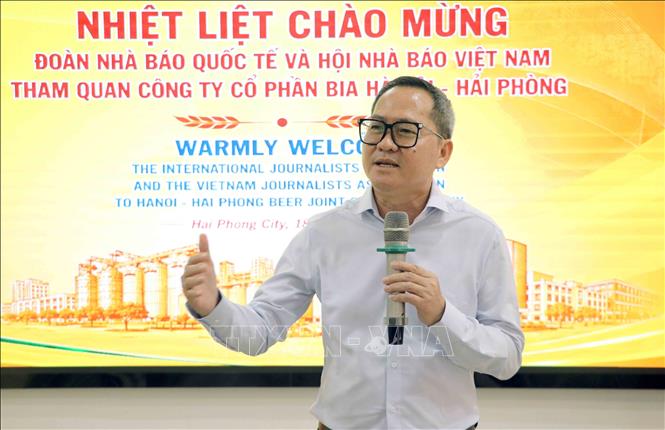 Ông Puy Kea, Chủ tịch Câu lạc bộ Nhà báo Campuchia, phát biểu tại buổi tiếp xúc. Ảnh: Hoàng Ngọc – TTXVN. 