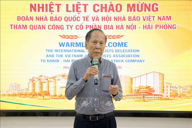 Ông Nakorn Veerapavati, Chủ tịch Liên đoàn Báo chí Thái Lan, phát biểu tại buổi tiếp xúc. Ảnh: Hoàng Ngọc – TTXVN 