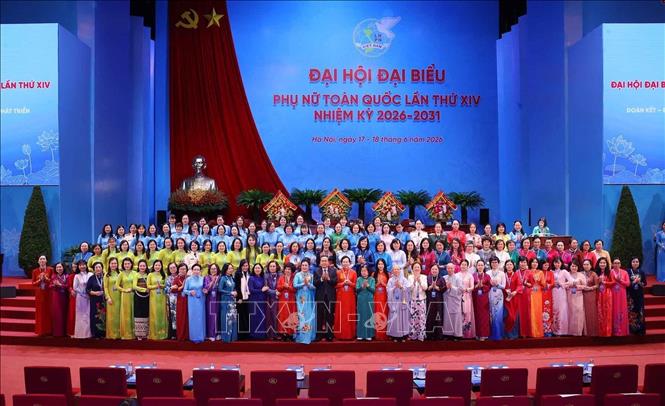 Lãnh đạo Đảng, Nhà nước với các đại biểu dự Đại hội đại biểu Phụ nữ toàn quốc lần thứ XIV, nhiệm kỳ 2026 – 2031. Ảnh: TTXVN