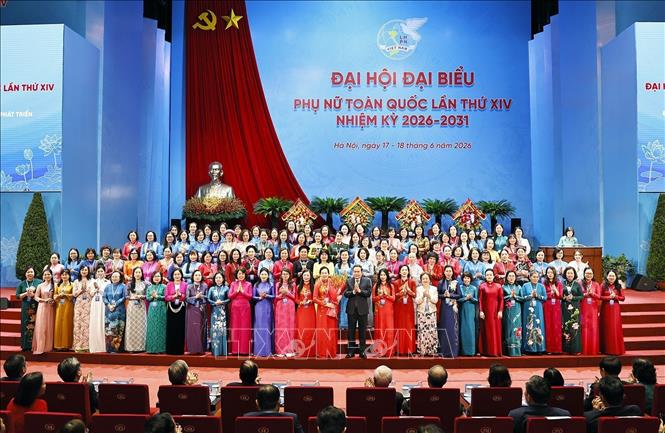 Chủ tịch Quốc hội Trần Thanh Mẫn tặng hoa, chúc mừng Ban Chấp hành Trung ương Hội Liên hiệp Phụ nữ Việt Nam khóa khóa XIV ra mắt Đại hội. Ảnh: Doãn Tấn - TTXVN