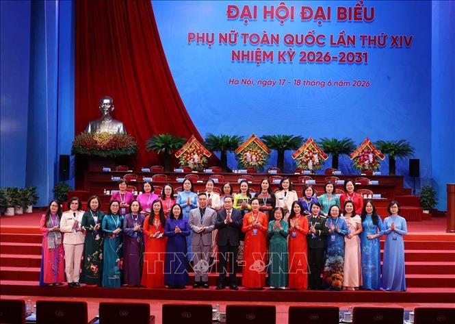 Lãnh đạo Đảng, Nhà nước với các đại biểu dự Đại hội đại biểu Phụ nữ toàn quốc lần thứ XIV, nhiệm kỳ 2026 – 2031. Ảnh: TTXVN