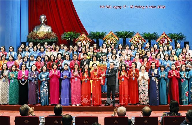 Chủ tịch Quốc hội Trần Thanh Mẫn tặng hoa, chúc mừng Ban Chấp hành Trung ương Hội Liên hiệp Phụ nữ Việt Nam khóa khóa XIV ra mắt Đại hội. Ảnh: Doãn Tấn - TTXVN