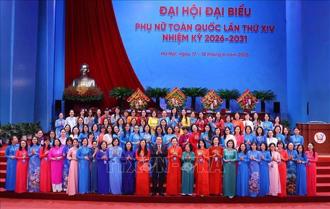 Lãnh đạo Đảng, Nhà nước với các đại biểu dự Đại hội đại biểu Phụ nữ toàn quốc lần thứ XIV, nhiệm kỳ 2026 – 2031. Ảnh: TTXVN