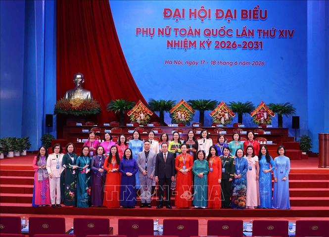 Lãnh đạo Đảng, Nhà nước với các đại biểu dự Đại hội đại biểu Phụ nữ toàn quốc lần thứ XIV, nhiệm kỳ 2026 – 2031. Ảnh: TTXVN