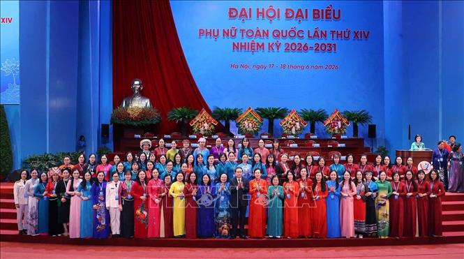 Lãnh đạo Đảng, Nhà nước với các đại biểu dự Đại hội đại biểu Phụ nữ toàn quốc lần thứ XIV, nhiệm kỳ 2026 – 2031. Ảnh: TTXVN