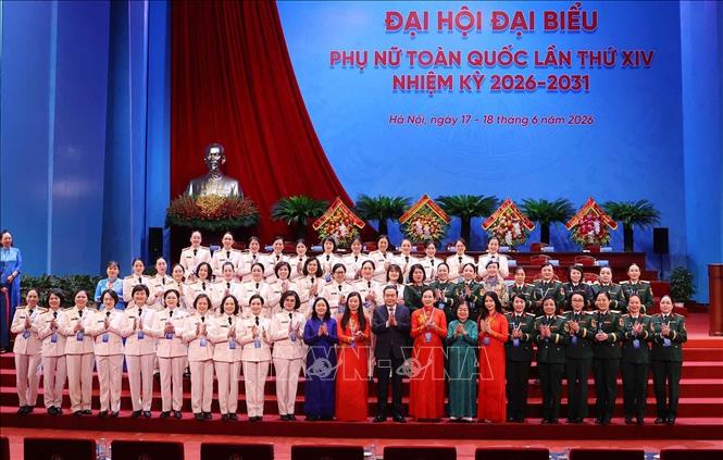 Lãnh đạo Đảng, Nhà nước với các đại biểu dự Đại hội đại biểu Phụ nữ toàn quốc lần thứ XIV, nhiệm kỳ 2026 – 2031. Ảnh: TTXVN
