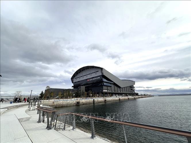 Tuyến đường dạo bộ và nhà thi đấu Glion Arena Kobe trong quần thể của khu đô thị ven sông tại Kobe. Ảnh: Nguyễn Tuyến – PV TTXVN tại Nhật Bản