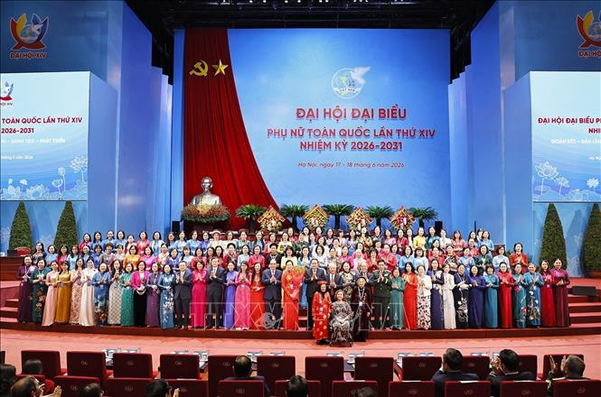 Chủ tịch Quốc hội Trần Thanh Mẫn tặng hoa, chúc mừng Ban Chấp hành Trung ương Hội Liên hiệp Phụ nữ Việt Nam khóa khóa XIV ra mắt Đại hội. Ảnh: Doãn Tấn - TTXVN