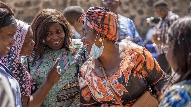 Người thân vui mừng sau khi một bệnh nhân được xác nhận khỏi bệnh Ebola tại thành phố Goma, CHDC Congo, ngày 3/6/2026. Ảnh: THX/TTXVN