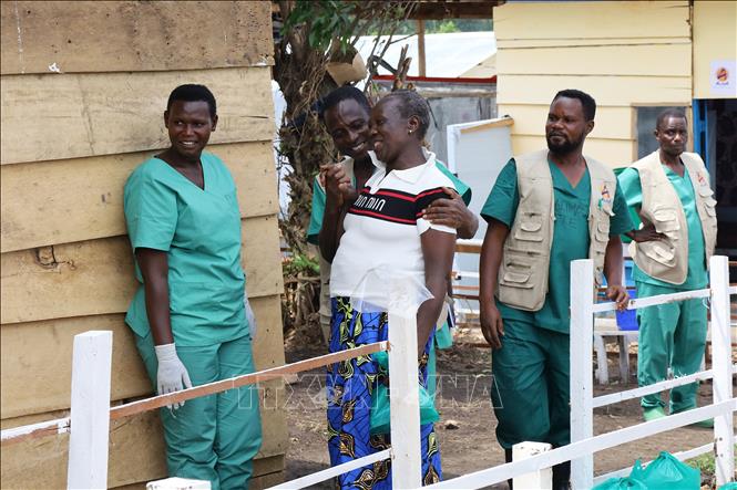 Nhân viên y tế chia sẻ niềm vui với một bệnh nhân vừa khỏi bệnh Ebola tại trung tâm điều trị ở Rwampara, miền Đông CHDC Congo, ngày 16/6/2026. Ảnh: THX/TTXVN