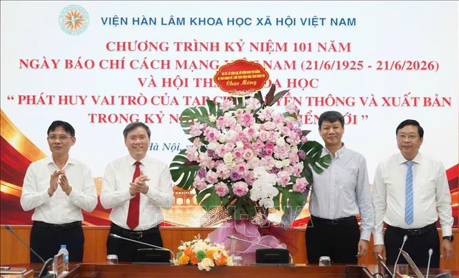 Lãnh đạo Viện Hàn lâm Khoa học xã hội Việt Nam tặng hoa chúc mừng Liên chi Hội Nhà báo Viện Hàn lâm Khoa học xã hội Việt Nam. Ảnh: Thanh Hương - TTXVN