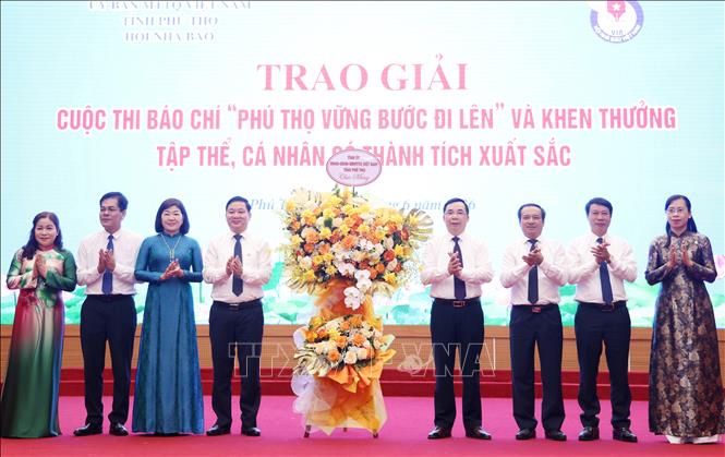 Lãnh đạo tỉnh Phú Thọ tặng hoa chúc mừng Hội Nhà báo tỉnh nhân kỷ niệm Ngày Báo chí cách mạng Việt Nam 21/6. Ảnh: Tạ Toàn – TTXVN 