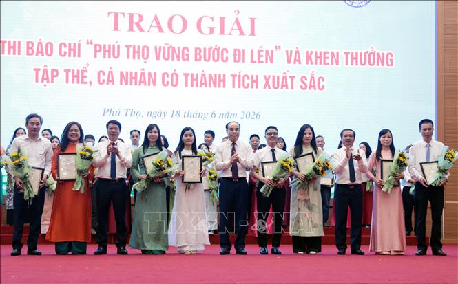 Lãnh đạo tỉnh Phú Thọ trao giải cho các tác giả, nhóm tác giả đoạt giải. Ảnh: Tạ Toàn – TTXVN