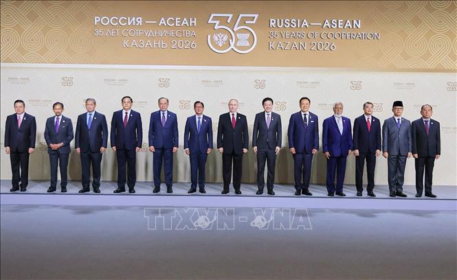 Tổng thống Nga Vladimir Putin đón Thủ tướng Chính phủ Lê Minh Hưng và Trưởng đoàn các nước tham dự Hội nghị Cấp cao Kỷ niệm 35 năm quan hệ ASEAN-Nga. Ảnh: Dương Giang – TTXVN