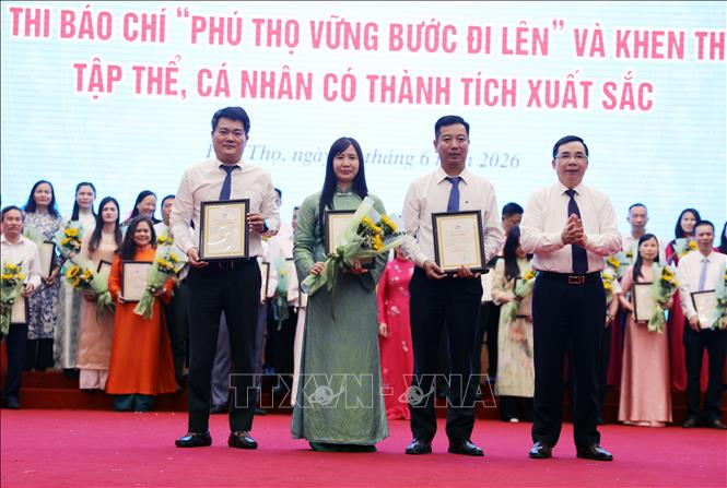 Phó Bí thư Tỉnh ủy Phú Thọ Bùi Huy Vĩnh trao giải cho các tác giả, nhóm tác giả đoạt giải A ở các loại hình báo chí. Ảnh: Tạ Toàn – TTXVN 