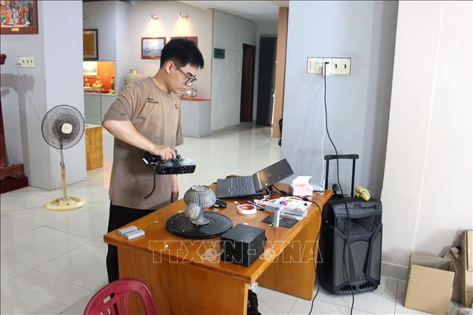 Việc tạo lập các bản sao kỹ thuật số giúp lưu giữ đầy đủ thông tin khoa học của các hiện vật, hạn chế nguy cơ mất mát, hư hỏng do tác động của thời gian. Ảnh: Hồng Hiếu - TTXVN