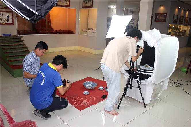 Việc số hóa sẽ tạo được cơ sở dữ liệu số dùng chung góp phần kết nối nguồn tư liệu phục vụ tốt công tác kiểm kê, quản lý. Ảnh: Hồng Hiếu - TTXVN