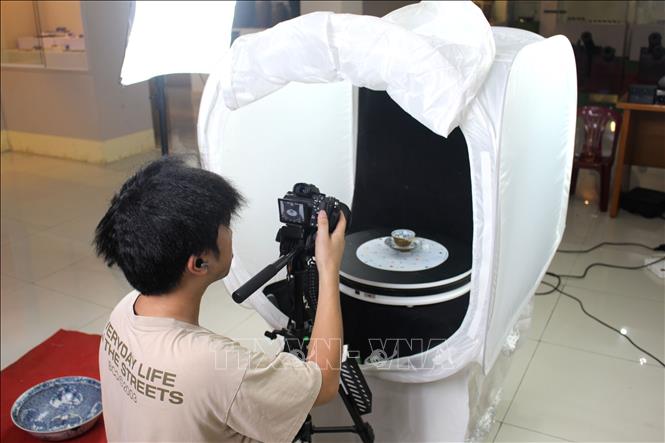 Số hóa các hiện vật được thực hiện tỉ mỉ, công phu và tốn nhiều thời gian. Ảnh: Hồng Hiếu - TTXVN