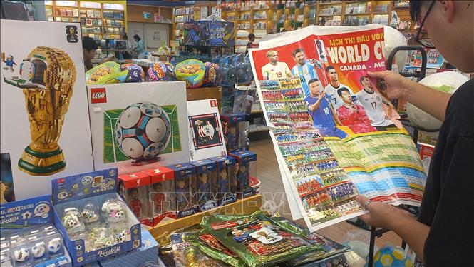 Đồ chơi Lego World Cup 2026 bày bán tại cửa hàng sách tại Tung tâm thương mại Aeon Mall Hà Đông (Hà Nội). Ảnh: Tuyết Mai - TTXVN 