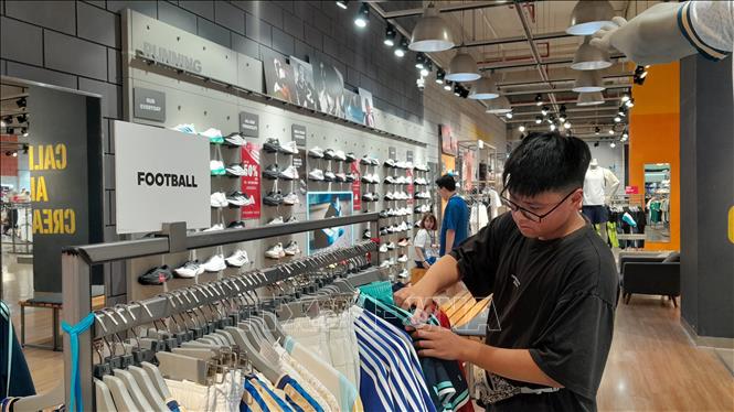 Quần áo thể thao là sản phẩm bán chạy tại các cửa hàng quần áo mùa World Cup. Ảnh: Tuyết Mai - TTXVN 