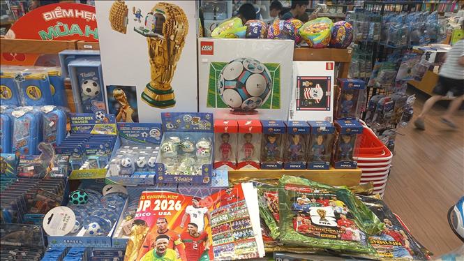 Các sản phẩm đa dạng mang dấu ấn World Cup tại các cửa hàng ở Hà Nội. Ảnh: Thanh Xuân - TTXVN phát