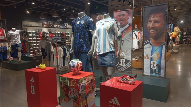 Khu trưng bày quần áo thể thao mùa World Cup 2026 tại Tung tâm thương mại Aeon mall Hà Đông (Hà Nội). Ảnh: Tuyết Mai - TTXVN 