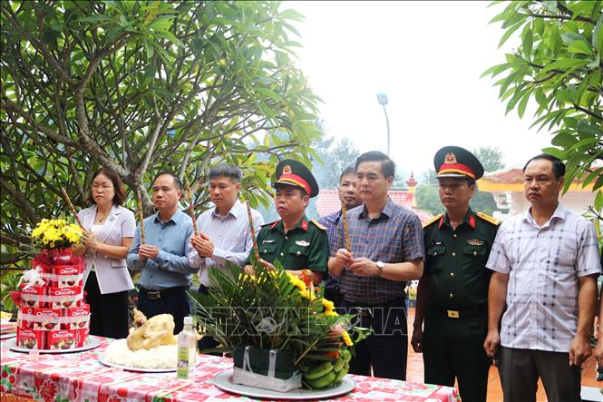Ban chỉ đạo tìm kiếm, quy tập và xác định danh tính hài cốt liệt sĩ tỉnh Cao Bằng dâng hương các liệt sĩ. Ảnh: Chu Hiệu - TTXVN