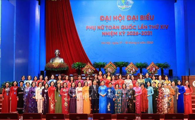Phó Thủ tướng Thường trực Phạm Gia Túc chụp ảnh chung cùng Ban Chấp hành Trung ương Hội Liên hiệp Phụ nữ Việt Nam khoá XIV, nhiệm kỳ 2026 - 2031. Ảnh: Tuấn Anh - TTXVN