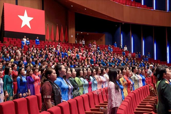 Các đại biểu thực hiện nghi thức chào cờ. Ảnh: Tuấn Anh - TTXVN