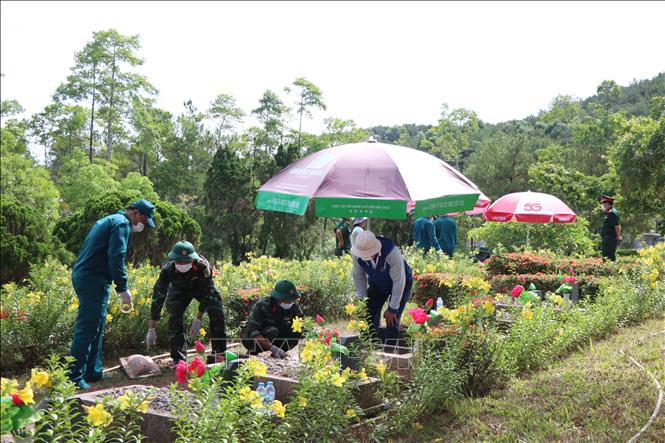 Lấy mẫu hài cốt liệt sĩ tại Huế. Ảnh: Mai Trang - TTXVN