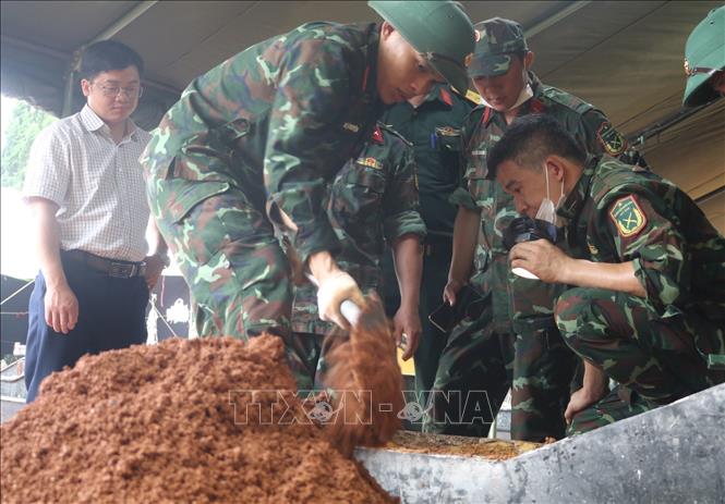 Lực lượng làm nhiệm vụ lấy mẫu hài cốt liệt sỹ chưa xác định được thông tin. Ảnh: Chu Hiệu - TTXVN 