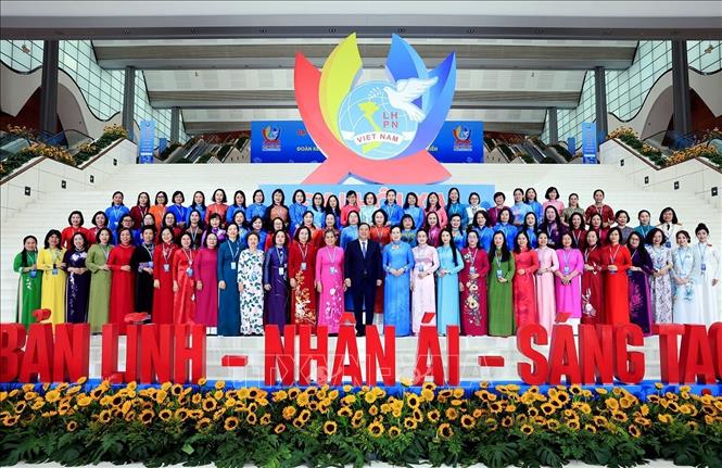 Phó Thủ tướng Thường trực Phạm Gia Túc chụp ảnh chung cùng Ban Chấp hành Trung ương Hội Liên hiệp Phụ nữ Việt Nam khoá XIV, nhiệm kỳ 2026 - 2031. Ảnh: Tuấn Anh - TTXVN