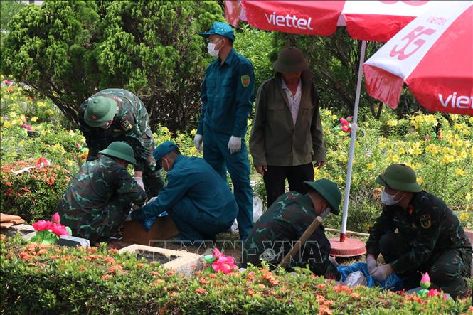 Công tác lấy mẫu hài cốt liệt sĩ tại Huế. Ảnh: Mai Trang - TTXVN