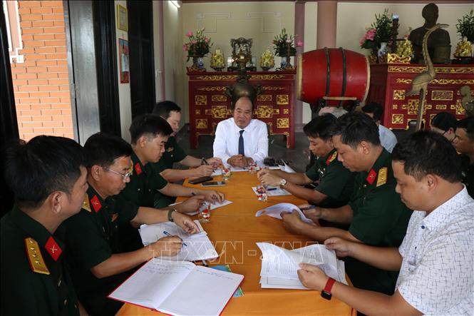 Ban Chỉ đạo 515 thành phố Huế họp bàn kế hoạch xác minh nguồn tin mộ tập thể và tìm kiếm hài cốt liệt sĩ tại khu vực cửa Chánh Tây, Kinh thành Huế. Ảnh:Mai Trang - TTXVN