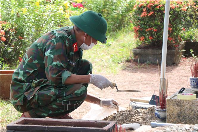 Công tác lấy mẫu nhằm xác định danh tính các phần mộ tại Nghĩa trang Liệt sĩ thành phố Huế. Ảnh: Mai Trang - TTXVN