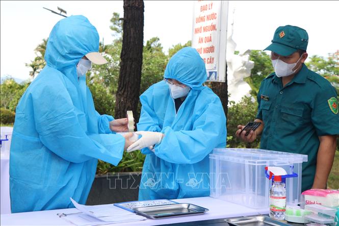Công tác lấy mẫu và số hóa hài cốt nhằm xác định danh tính các phần mộ tại Nghĩa trang Liệt sĩ thành phố Huế. Ảnh: Mai Trang - TTXVN