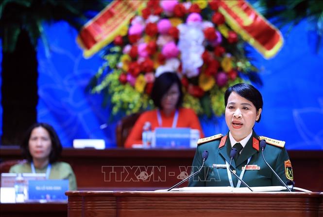 Trưởng Ban Phụ nữ quân đội Nguyễn Thị Thu Hiền trình bày tham luận. Ảnh: Tuấn Anh - TTXVN
