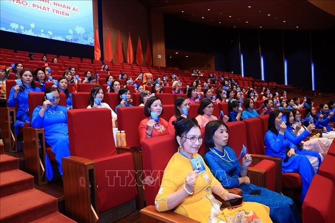 Các đại biểu biểu quyết Dự thảo Nghị quyết của đại hội. Ảnh: Tuấn Anh - TTXVN