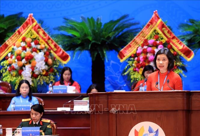 Phó Trưởng Ban thường trực Ban Công tác Phụ nữ, Trung ương Hội LHPN Việt Nam Nguyễn Thị Kim Dung trình bày dự thảo Nghị quyết của đại hội. Ảnh: Tuấn Anh - TTXVN
