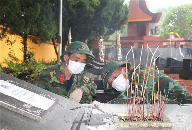 Lực lượng làm nhiệm vụ lấy mẫu hài cốt liệt sĩ chưa xác định được thông tin. Ảnh: Chu Hiệu - TTXVN