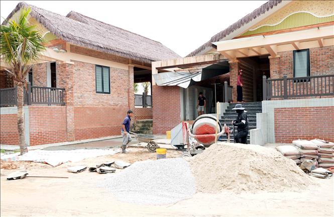 Các nhà hàng khu dịch vụ du lịch ven biển Cửa Việt (Quảng Trị) sửa chữa để chuẩn bị hoạt động trở lại. Ảnh: Tá Chuyên - TTXVN