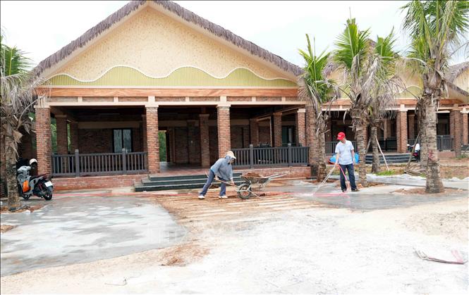 Dọn dẹp vệ sinh trước khuôn viên nhà hàng tại khu dịch vụ du lịch ven biển Cửa Việt (Quảng Trị) để đưa vào hoạt động trong thời gian tới. Ảnh: Tá Chuyên - TTXVN
