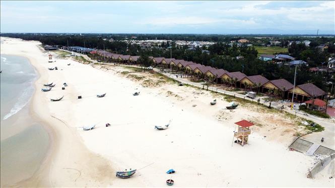 Đã có 29 trong tổng số 33 nhà hàng tại khu dịch vụ du lịch ven biển Cửa Việt (Quảng Trị) được đấu giá thành công để đưa vào hoạt động trong thời gian tới. Ảnh: Tá Chuyên - TTXVN