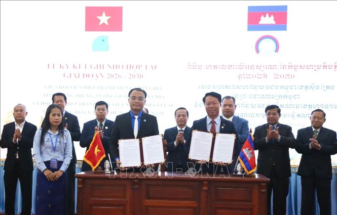 Lễ ký kết Bản ghi nhớ hợp tác giai đoạn 2026-2030 giữa Hội Liên hiệp Thanh niên Campuchia tỉnh Stung Treng (Vương quốc Campuchia) và Hội Liên hiệp Thanh niên Việt Nam tỉnh Gia Lai. Ảnh: Huỳnh Thảo - PV TTXVN tại Campuchia