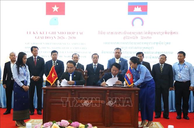 Lễ ký kết Bản ghi nhớ hợp tác giai đoạn 2026-2030 giữa Hội Liên hiệp Thanh niên Campuchia tỉnh Stung Treng (Vương quốc Campuchia) và Hội Liên hiệp Thanh niên Việt Nam tỉnh Gia Lai. Ảnh: Huỳnh Thảo - PV TTXVN tại Campuchia